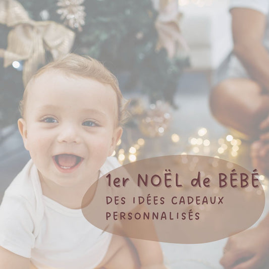 Enfant assis sous le sapin de noël, attendant de revoir un cadeau de noël personnalisé avec son prénom