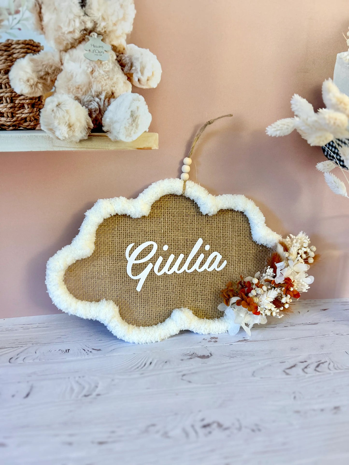 Détail du cadre nuage grand format, mettant en valeur les fleurs séchées ainsi que la personnalisation du prénom appliqué sur la toile de jute, idéal pour une ambiance douce et bohème.