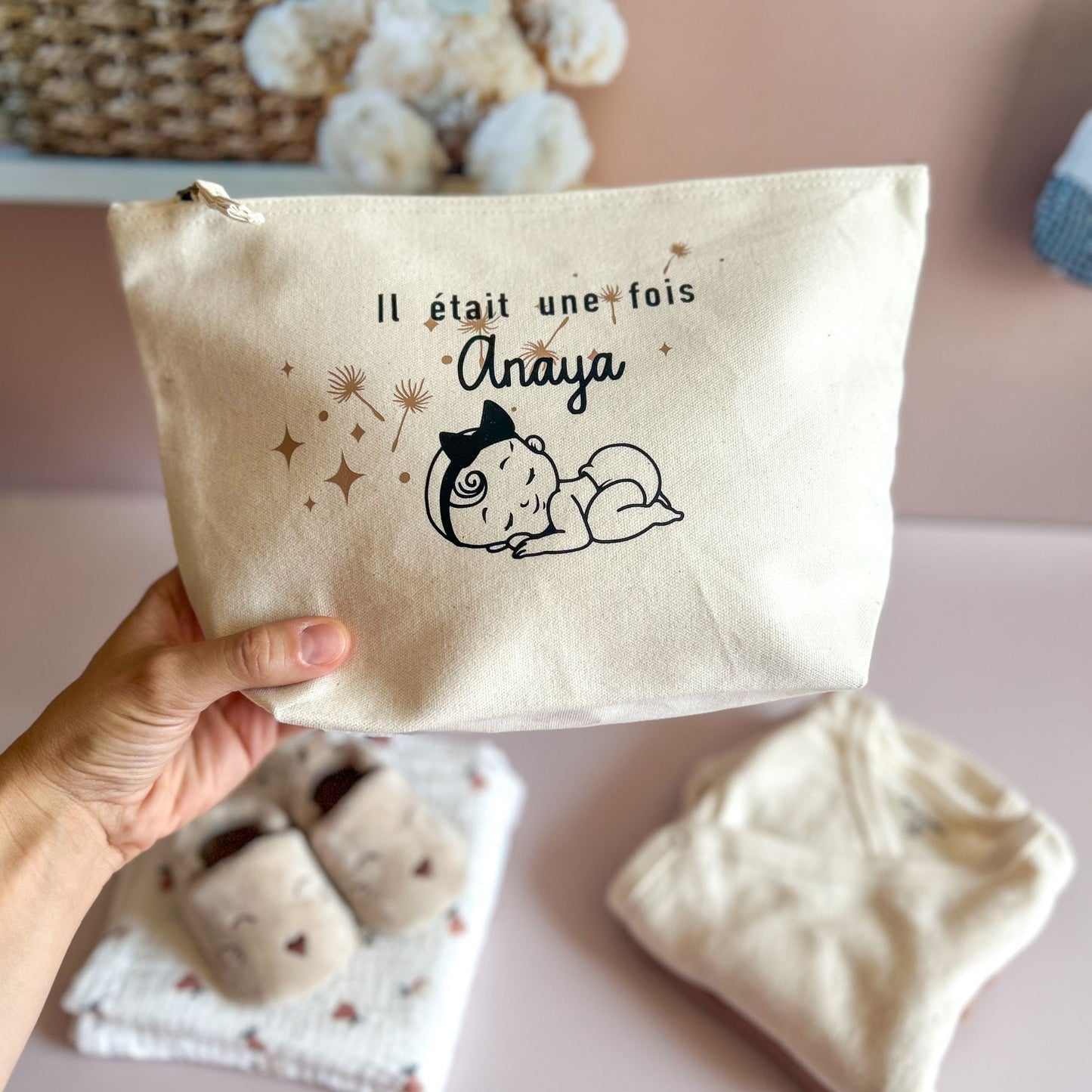 Détails du prénom personnalisé sur la trousse de toilette pour bébé, idéal pour transporter un change et des couches en ballade.