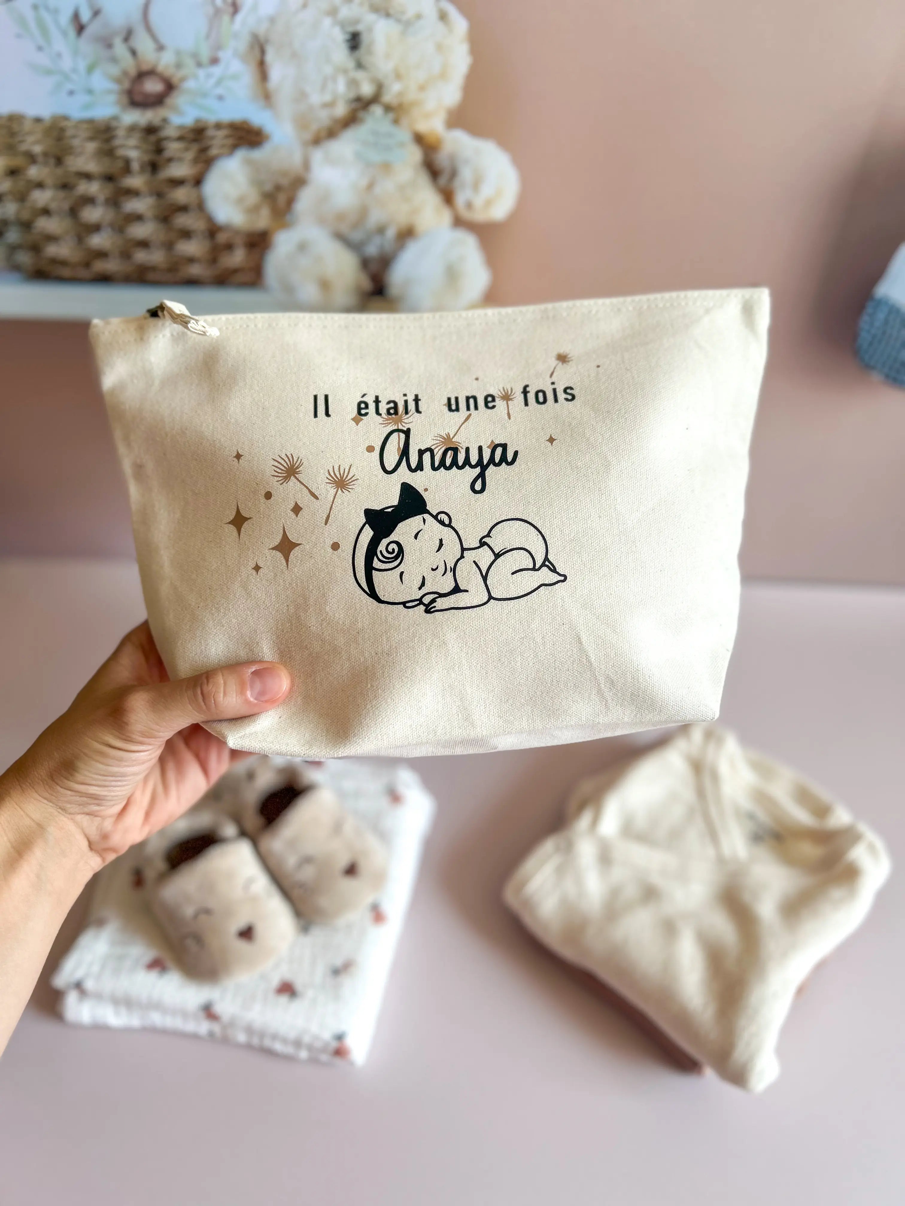 Accessoire de toilette bébé fille en coton naturel, floqué Il était une fois et prénom personnalisé, ambiance chambre bébé.
