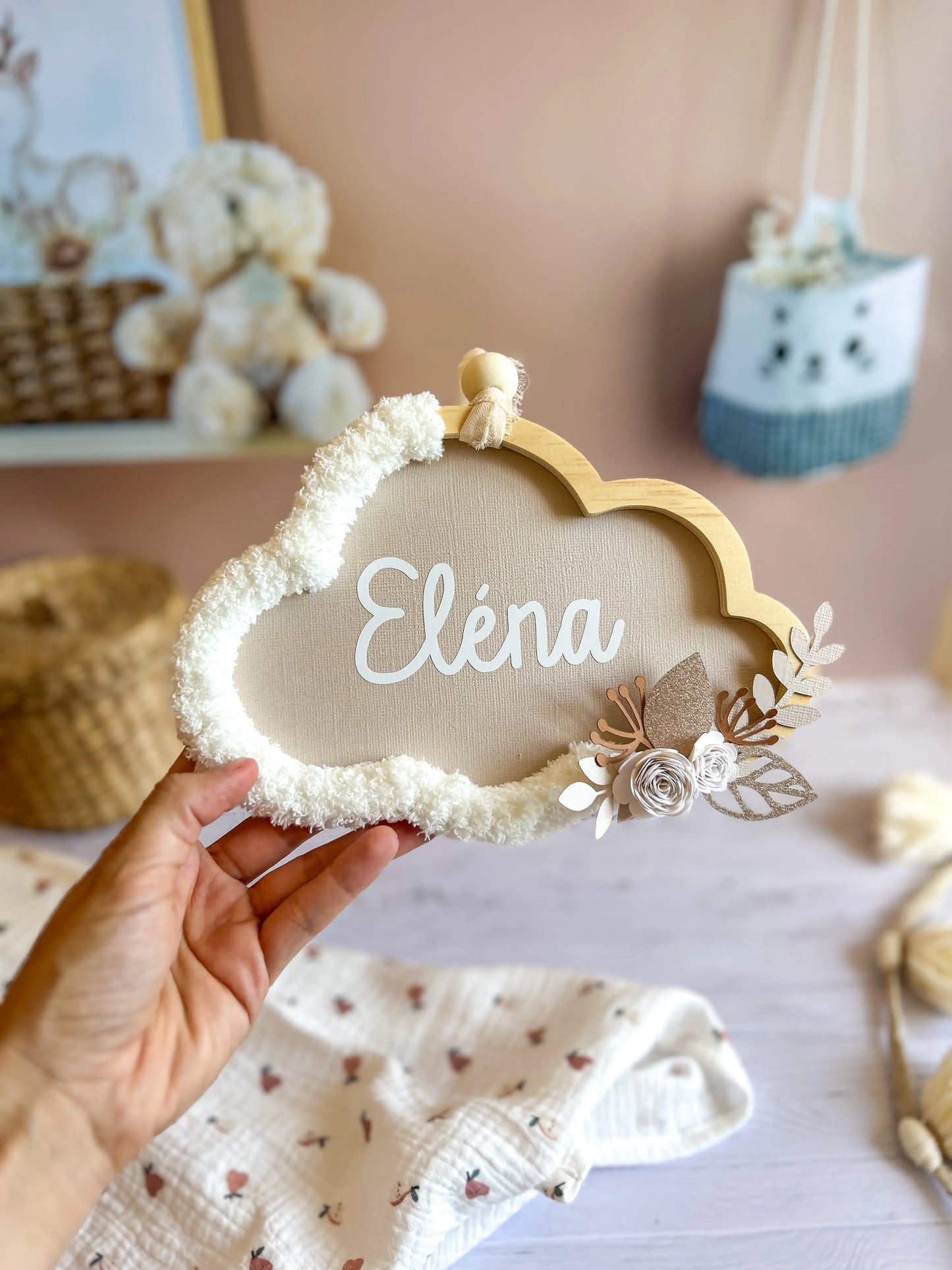 Nuage prénom bébé beige clair, suspendu comme une couronne murale décorative artisanale.
