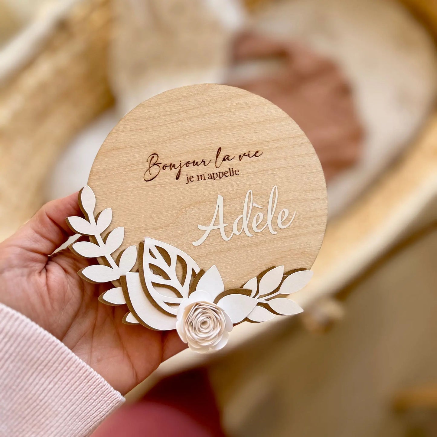 Pancarte ronde en bois gravée, personnalisée avec prénom de bébé, fleurs marron et blanches pour photo maternité.