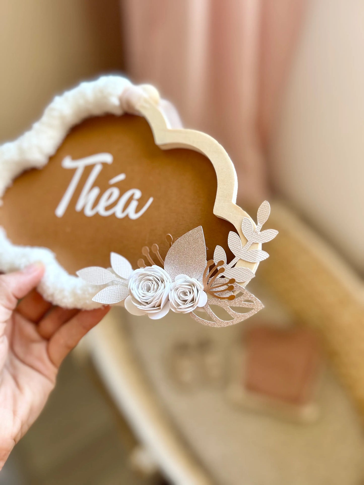 Nuage marron personnalisable avec prénom, décoration murale artisanale en bois pour chambre bébé, style naturel et poétique.
