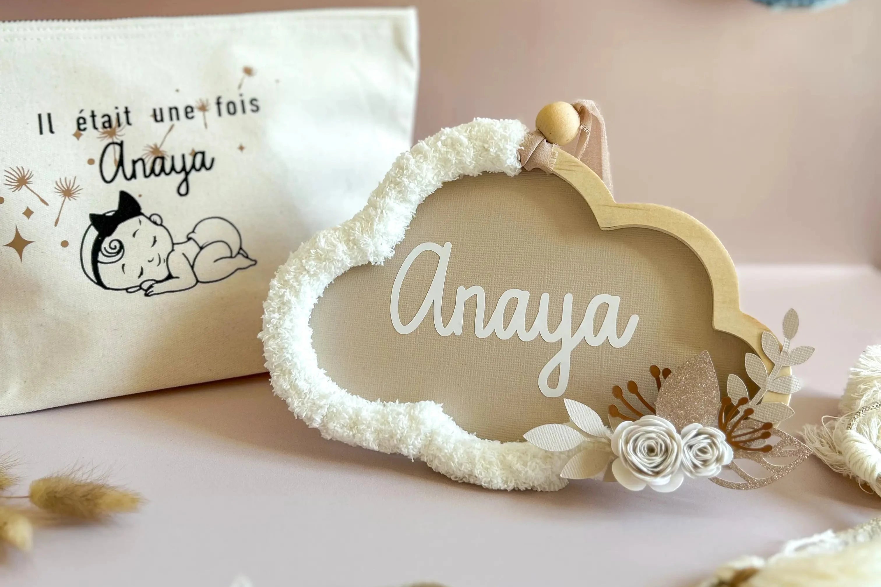 Cadre prénom en forme de nuage, personnalisé avec le prénom de bébé, idéal pour un cadeau de naissance.