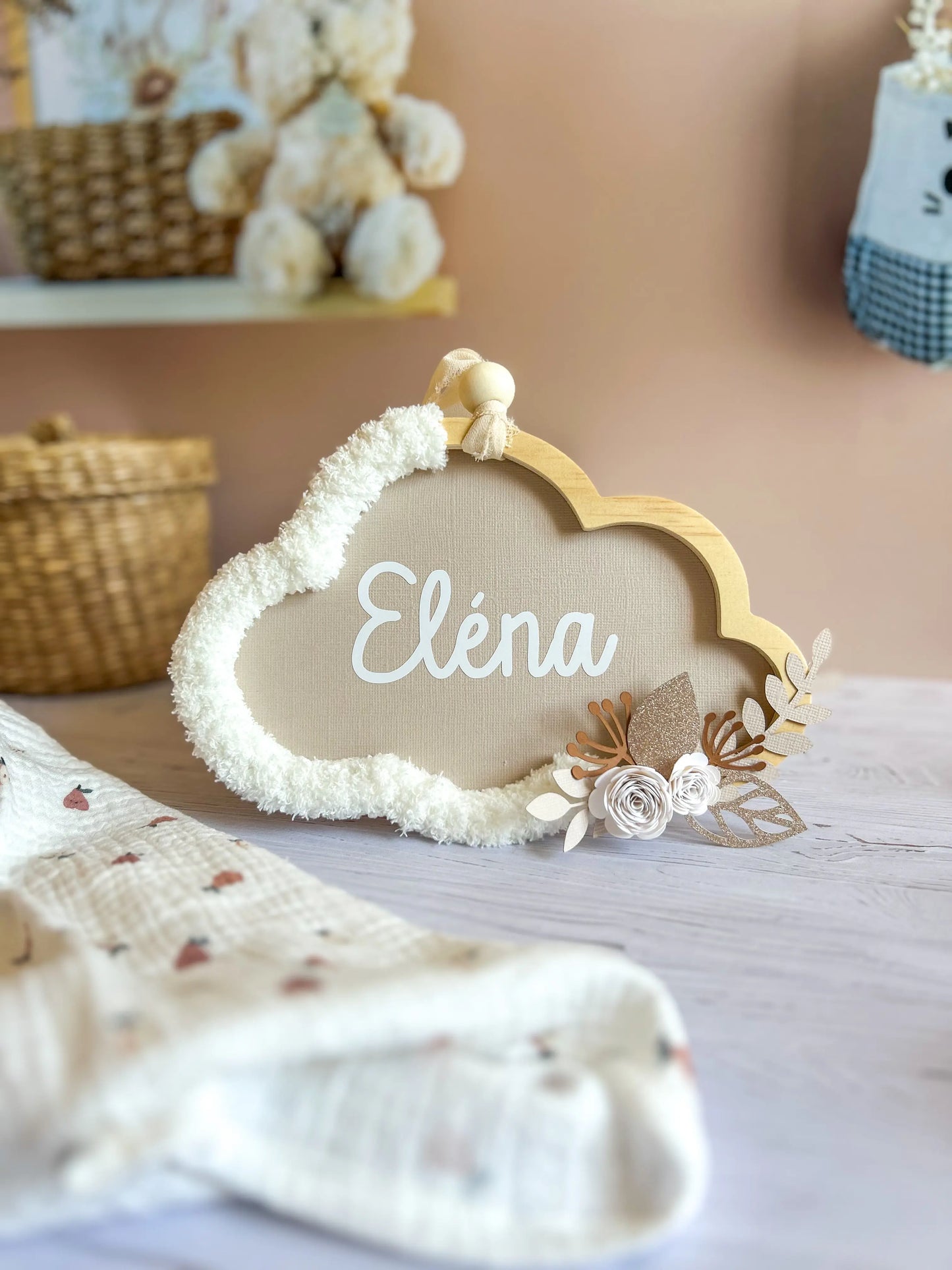 Suspension murale nuage beige clair, inspiration couronne de fleurs séchées version durable.