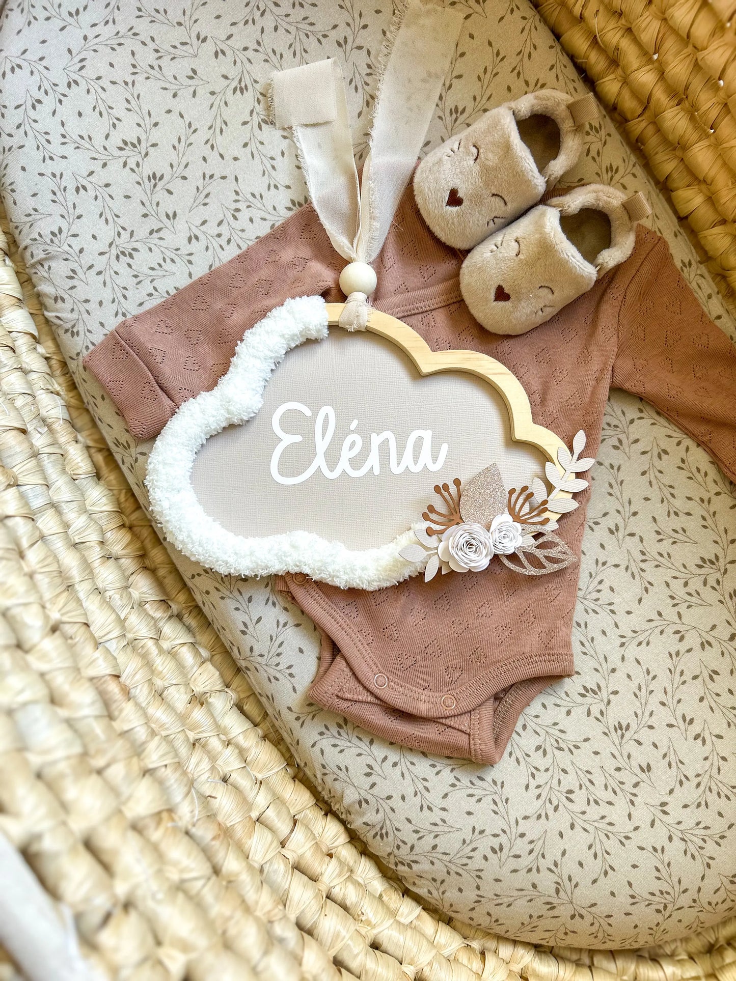 Couronne nuage murale personnalisée en beige, décoration artisanale pour chambre bébé.