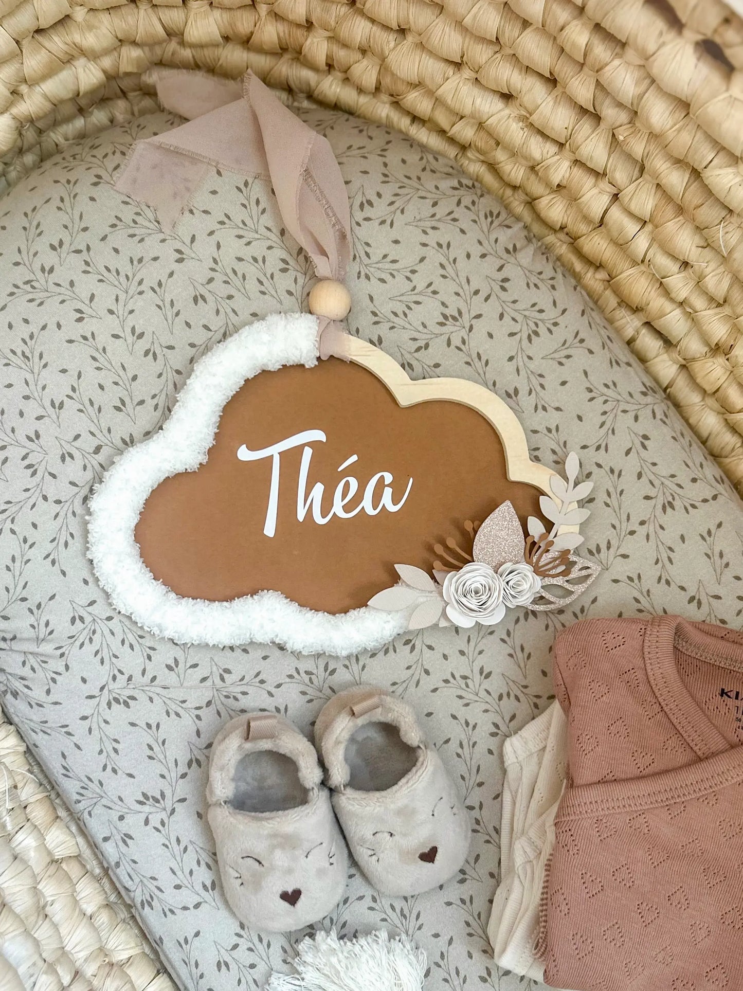 Cadre nuage mural bébé personnalisé, création Petit Polisson, idée cadeau naissance décorative et douce.