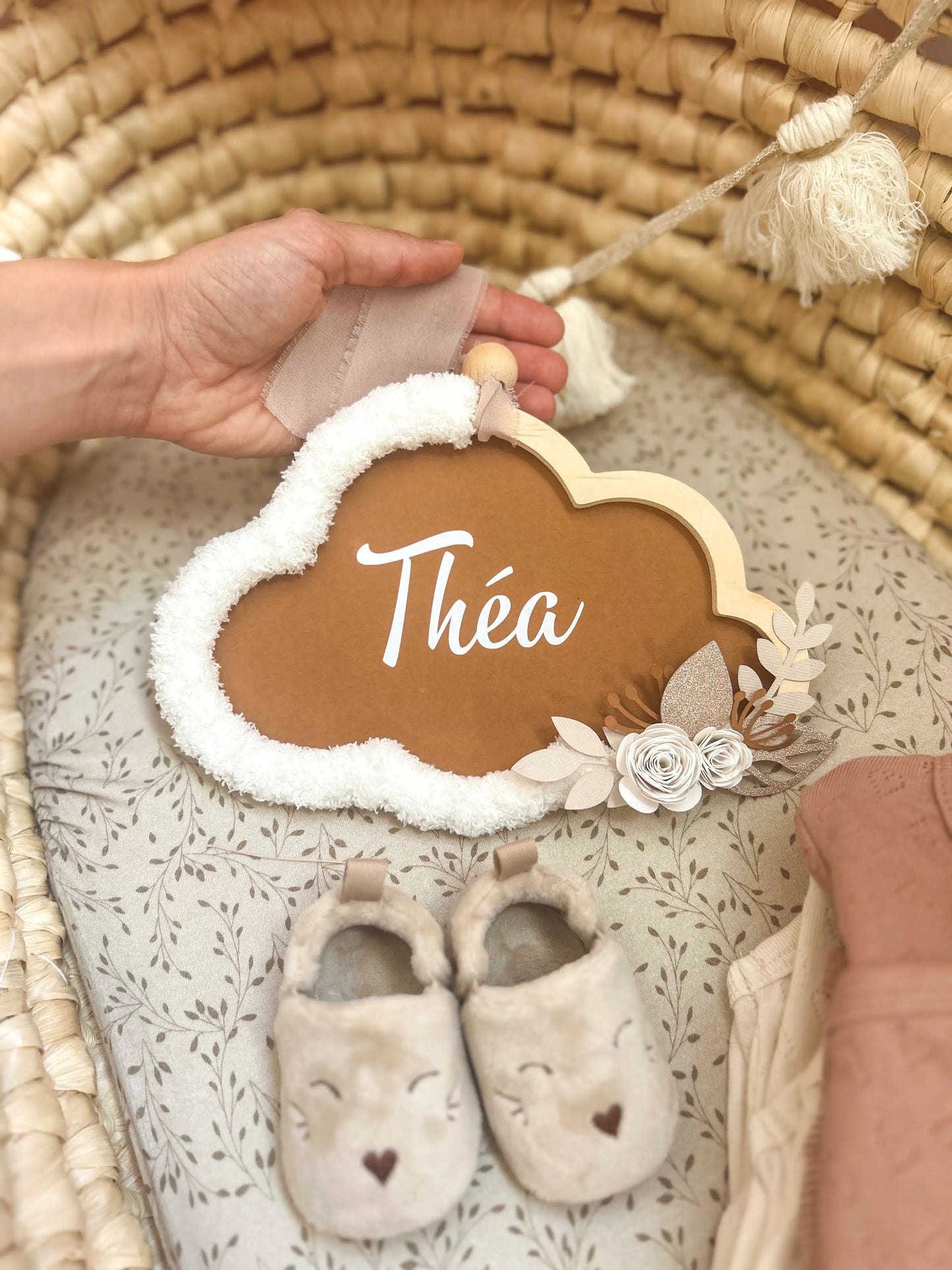 Cadre prénom bébé, en forme de nuage, personnalisé pour cadeau de naissance fait main.