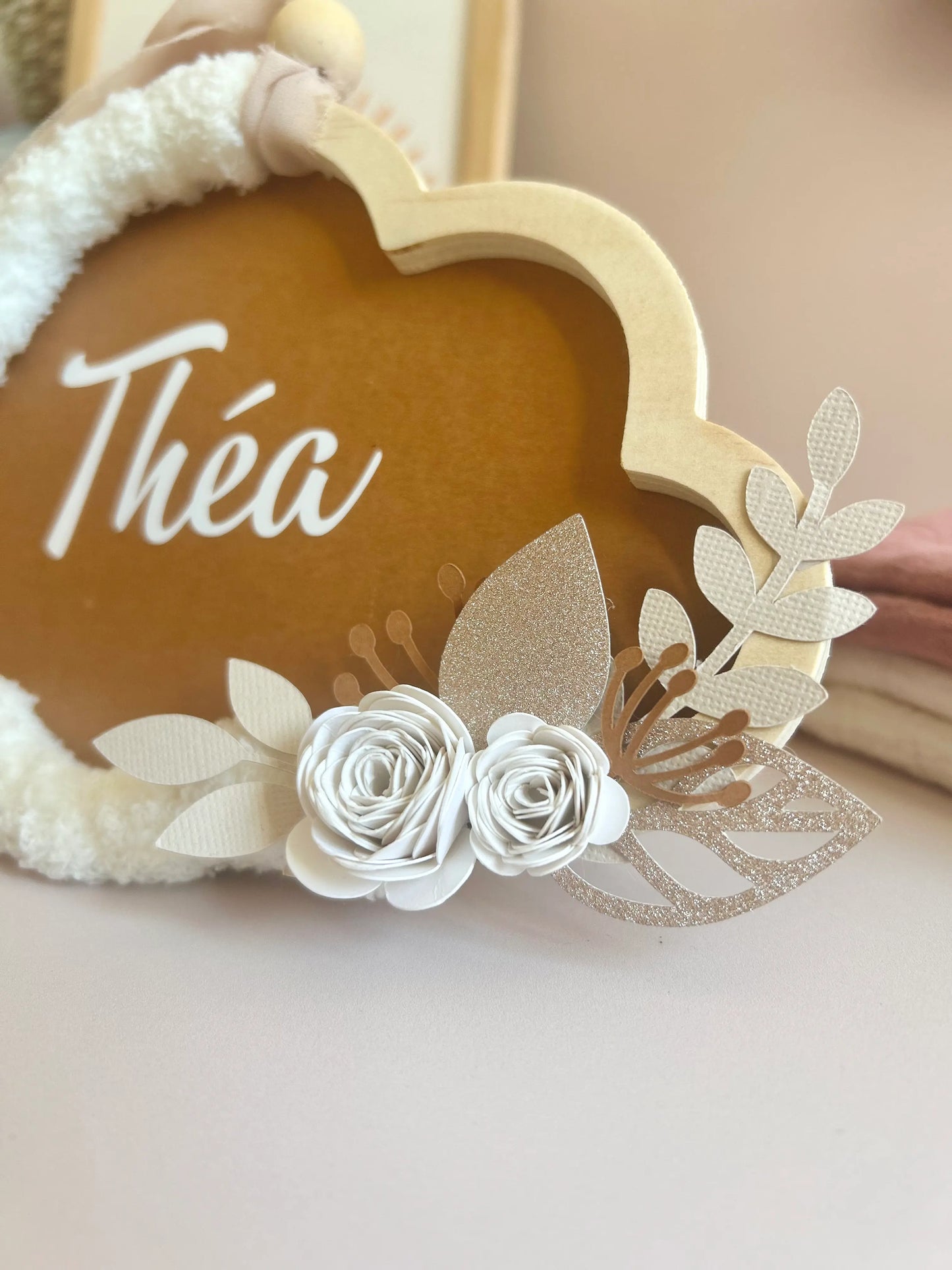 Composition florale en papier cartonné, esprit couronne de fleurs séchées personnalisée avec le prénom de bébé.