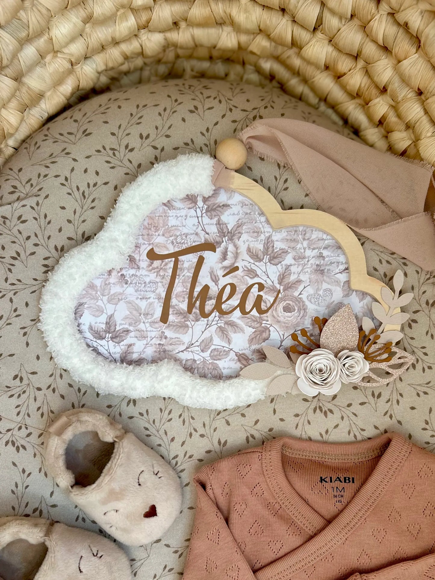 Nuage mural personnalisé pour chambre bébé, fond effet papier peint rose vintage avec délicates roses dessinées