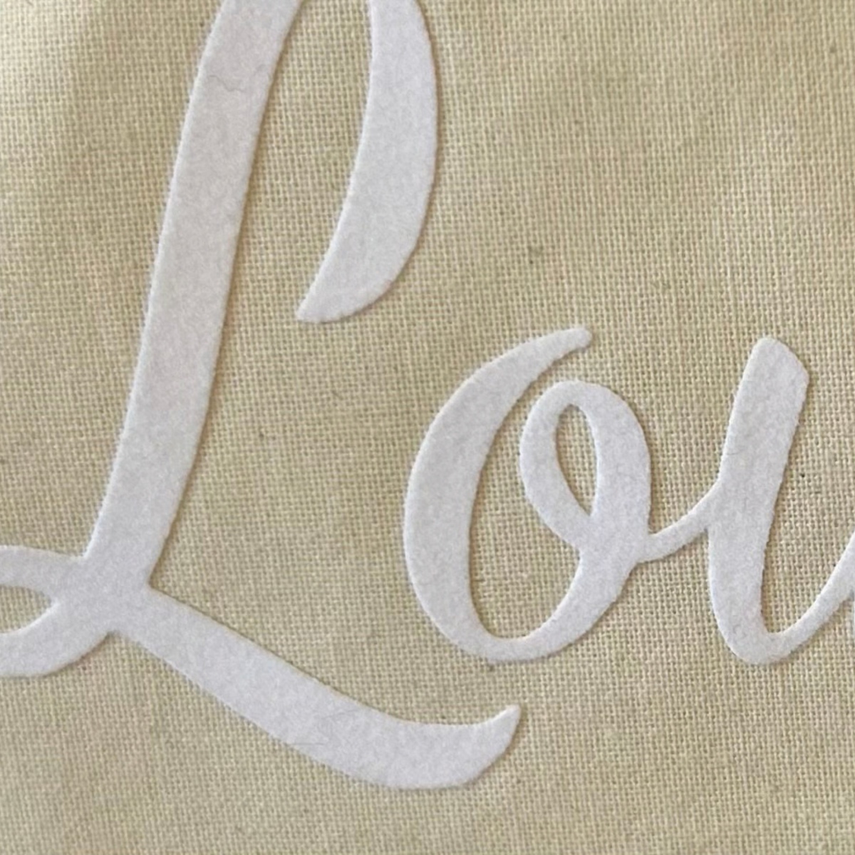 Détails du prénom de bébé floqué en velours blanc sur le nuage en tissu pour la décoration de sa chambre d'enfant