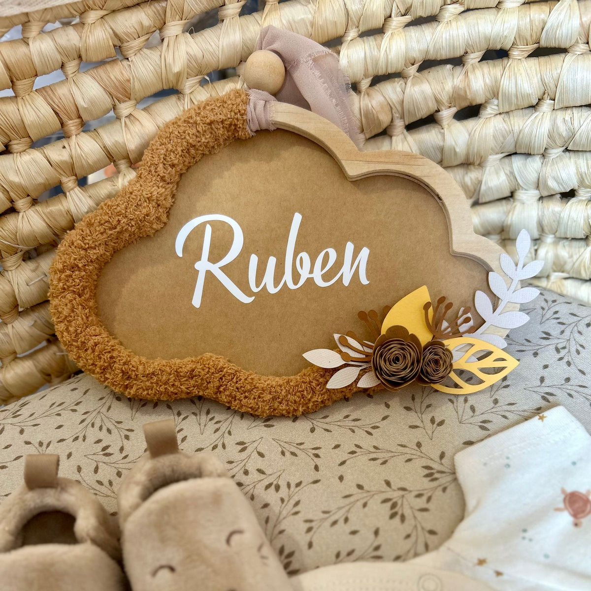 Cadre prénom nuage ocre et miel pour une ambiance de chambre enfant organique.