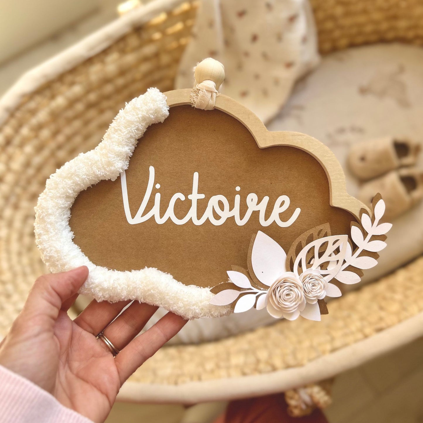 Idée déco chambre bébé fille : nuage mural prénom personnalisé en marron doux, avec fleurs et laine nounours.