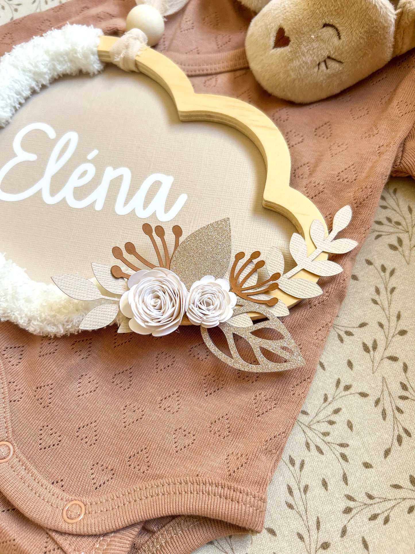 Cadeau de naissance personnalisé en forme de nuage, alternative douce à la couronne fleurie.