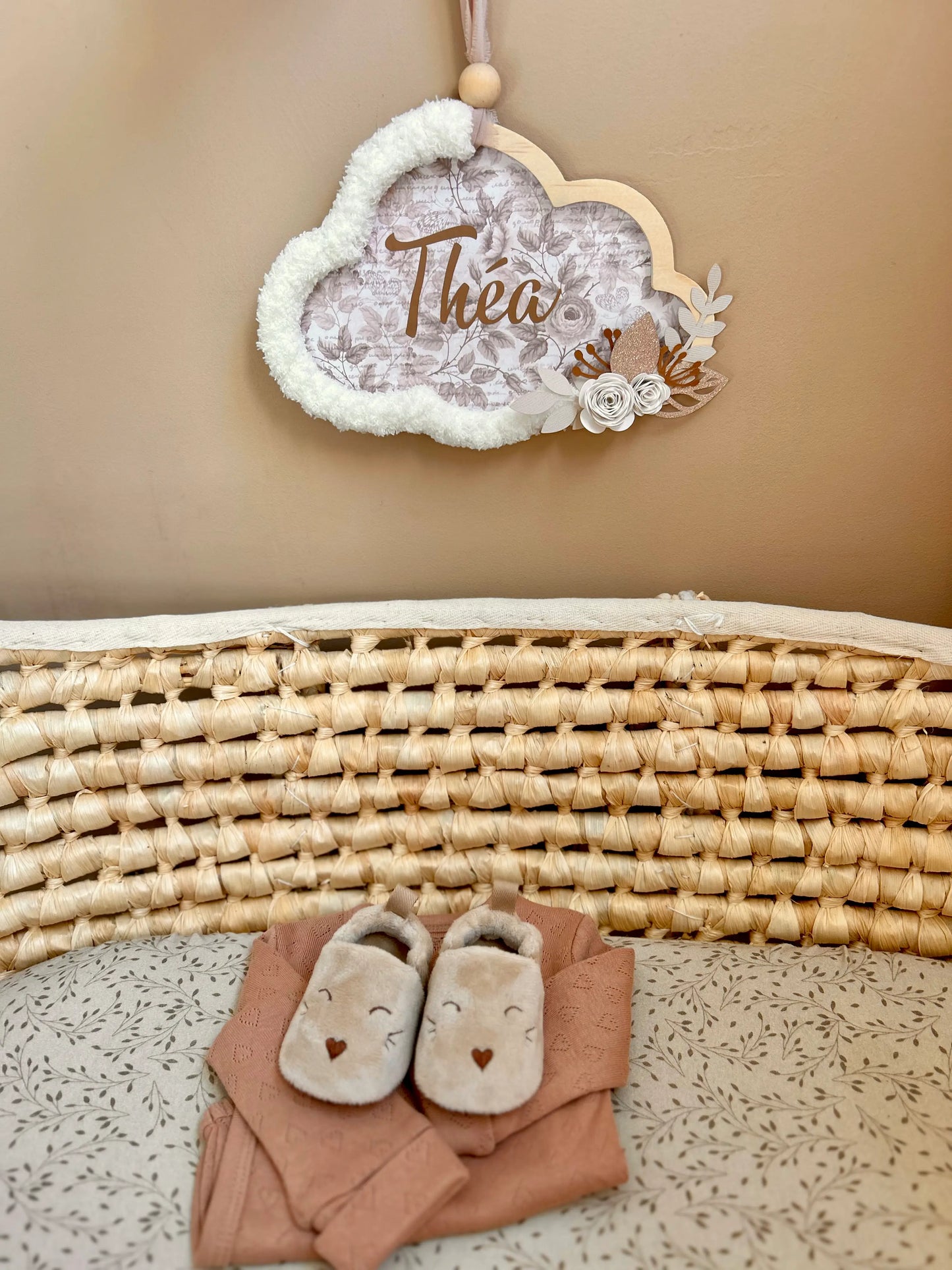 Déco chambre bébé fille douce et poétique, personnalisée avec prénom pour chambre bébé beige ou terracotta.