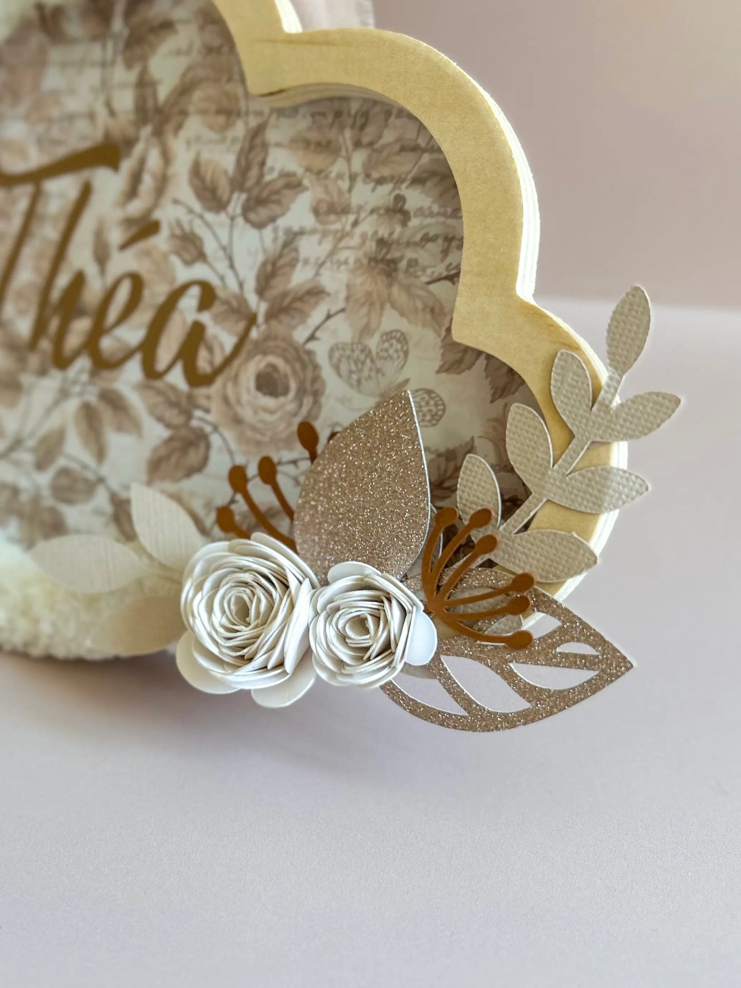 Cadeau de naissance personnalisé original, nuage fait main à suspendre avec fond scrapbooking vieux rose et ambiance florale.