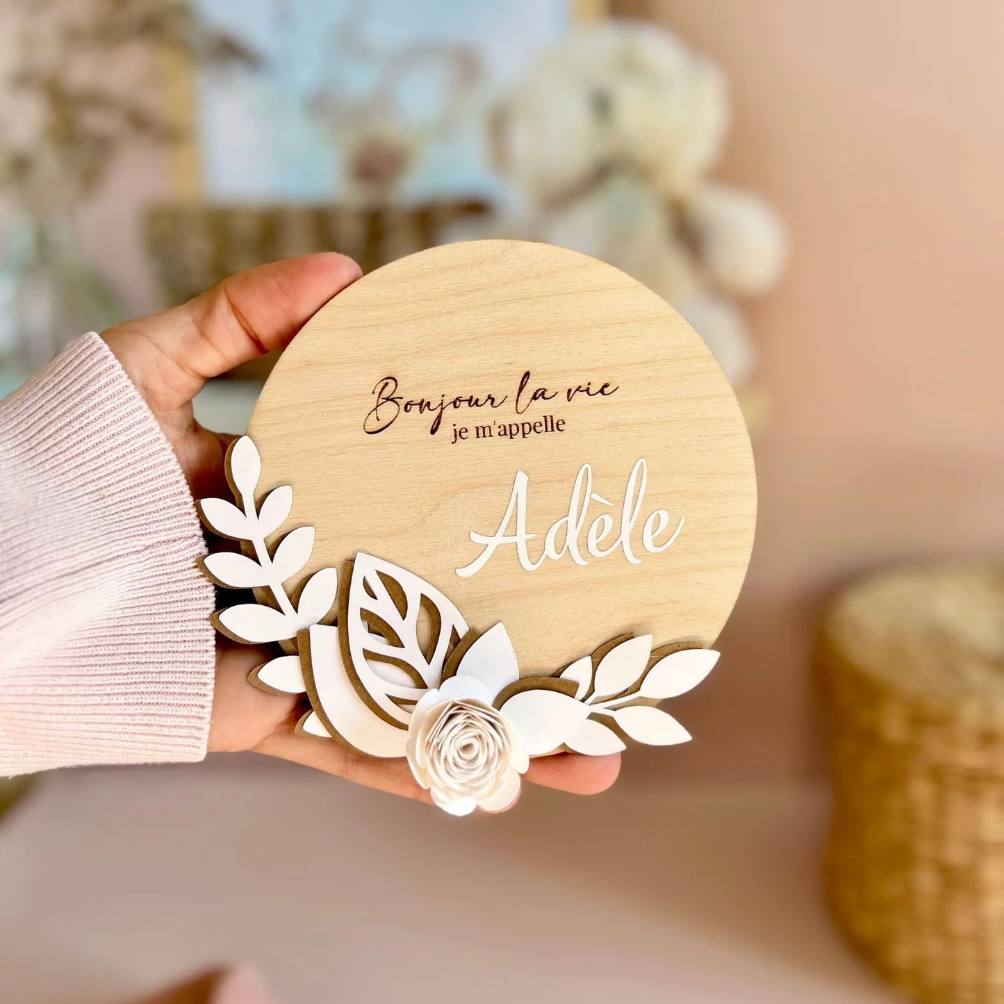 Carte artisanale de naissance en bois, personnalisée avec prénom et fleurs marron et écru, idée cadeau unique pour bébé.