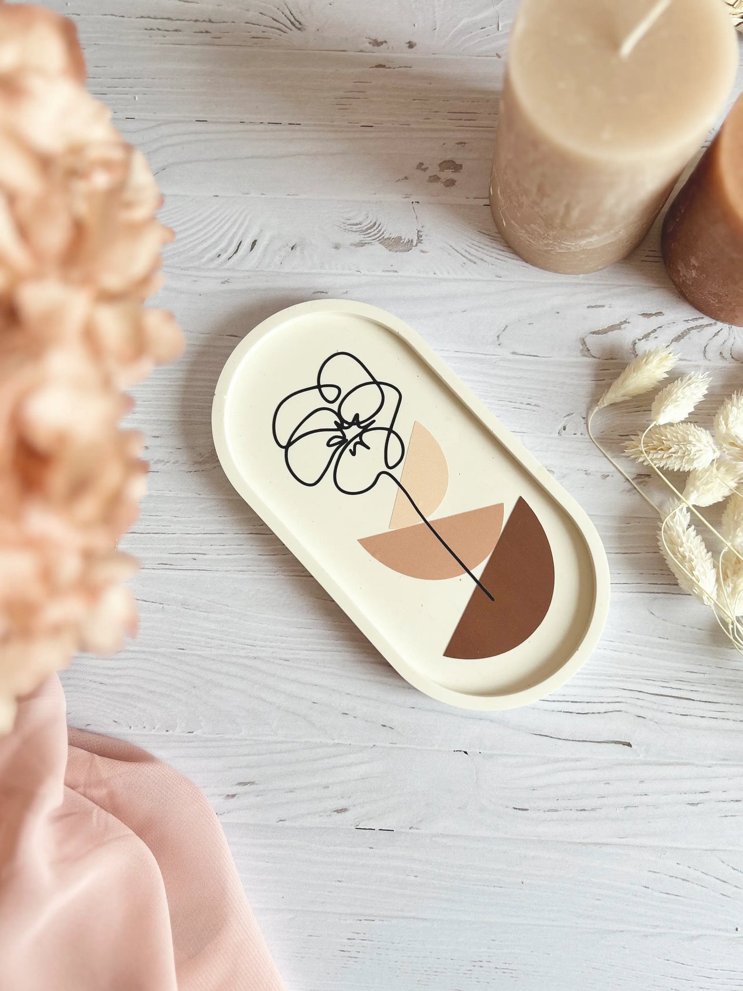 Plateau minimaliste en jesmonite pour la fête des mères, design abstrait et doux.