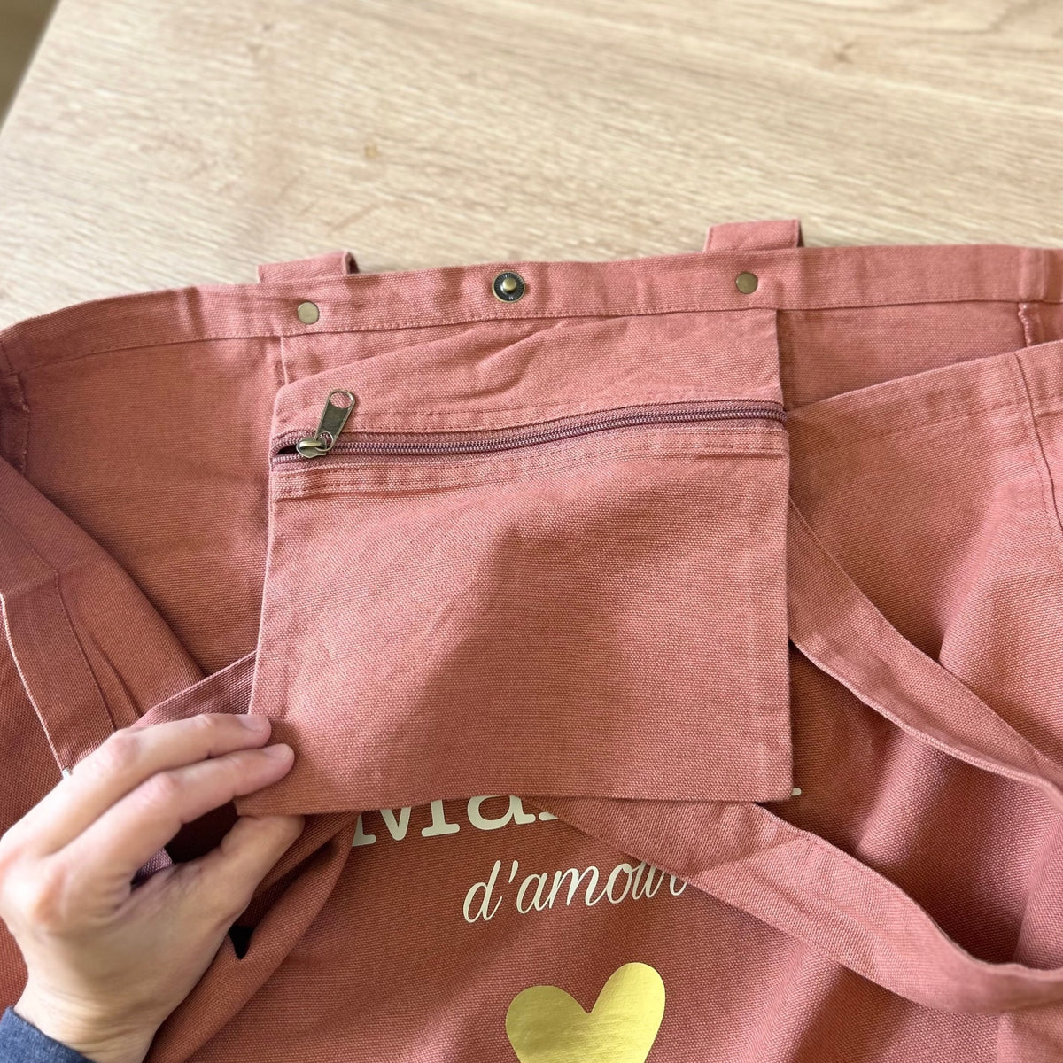 Détail poche intérieur du sac cabas pour femme spécial maman d’amour.