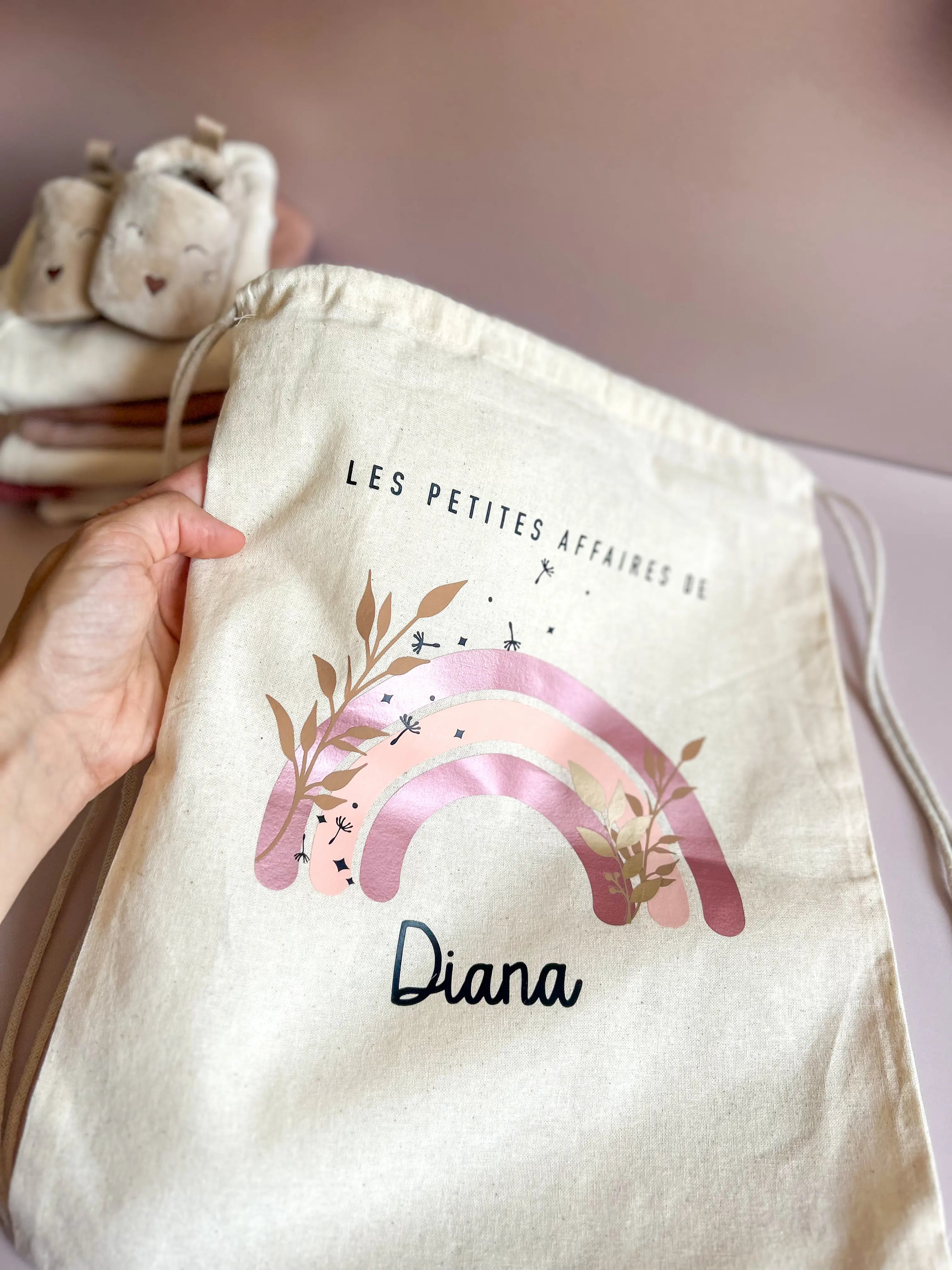 Accessoire bébé personnalisé fait main, sac à dos prénom en coton naturel pour enfants.