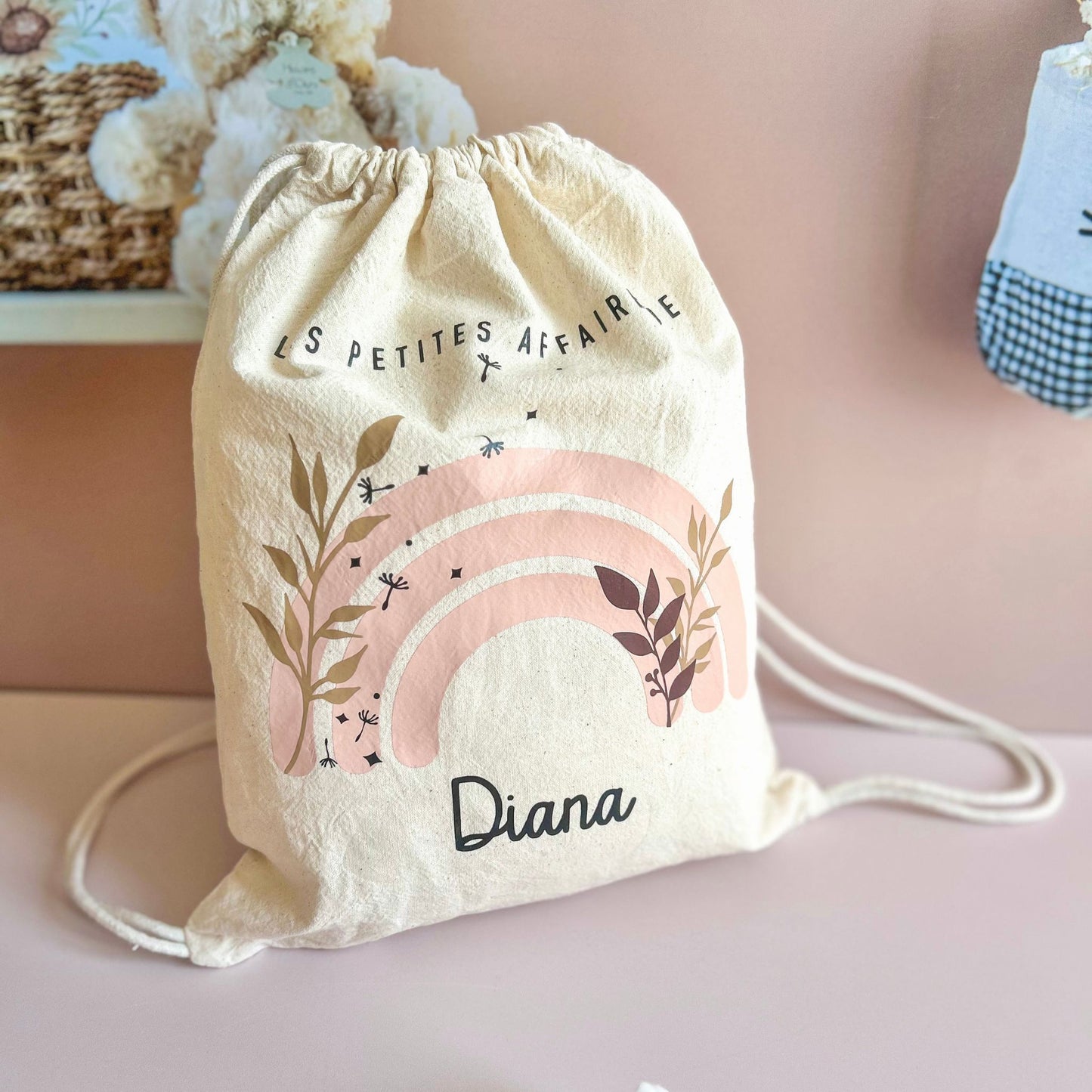Petit sac à dos personnalisé pour bébé et enfant, design exclusif arc-en-ciel rose pastel, idéal pour la crèche ou la nounou.