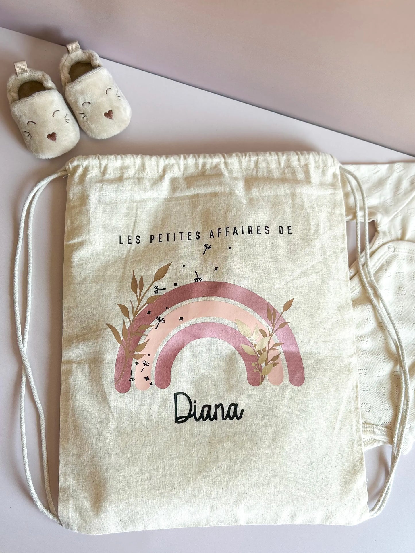 Sac prénom bébé pour affaires de rechange, design poétique en coton bio, parfait dès la crèche.