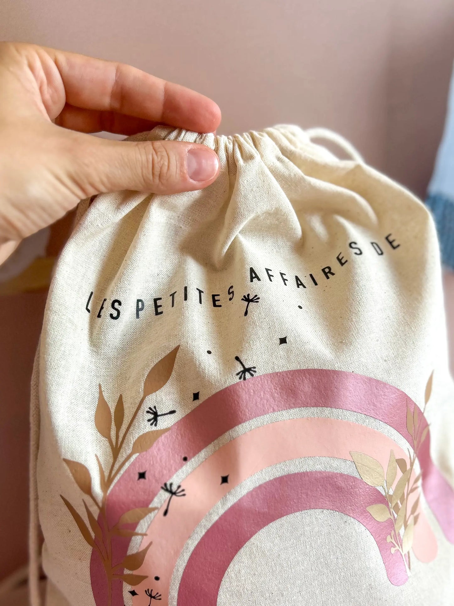 Petit sac à cordelettes prénom, pratique et léger, pour la crèche, la nounou ou la maternelle.