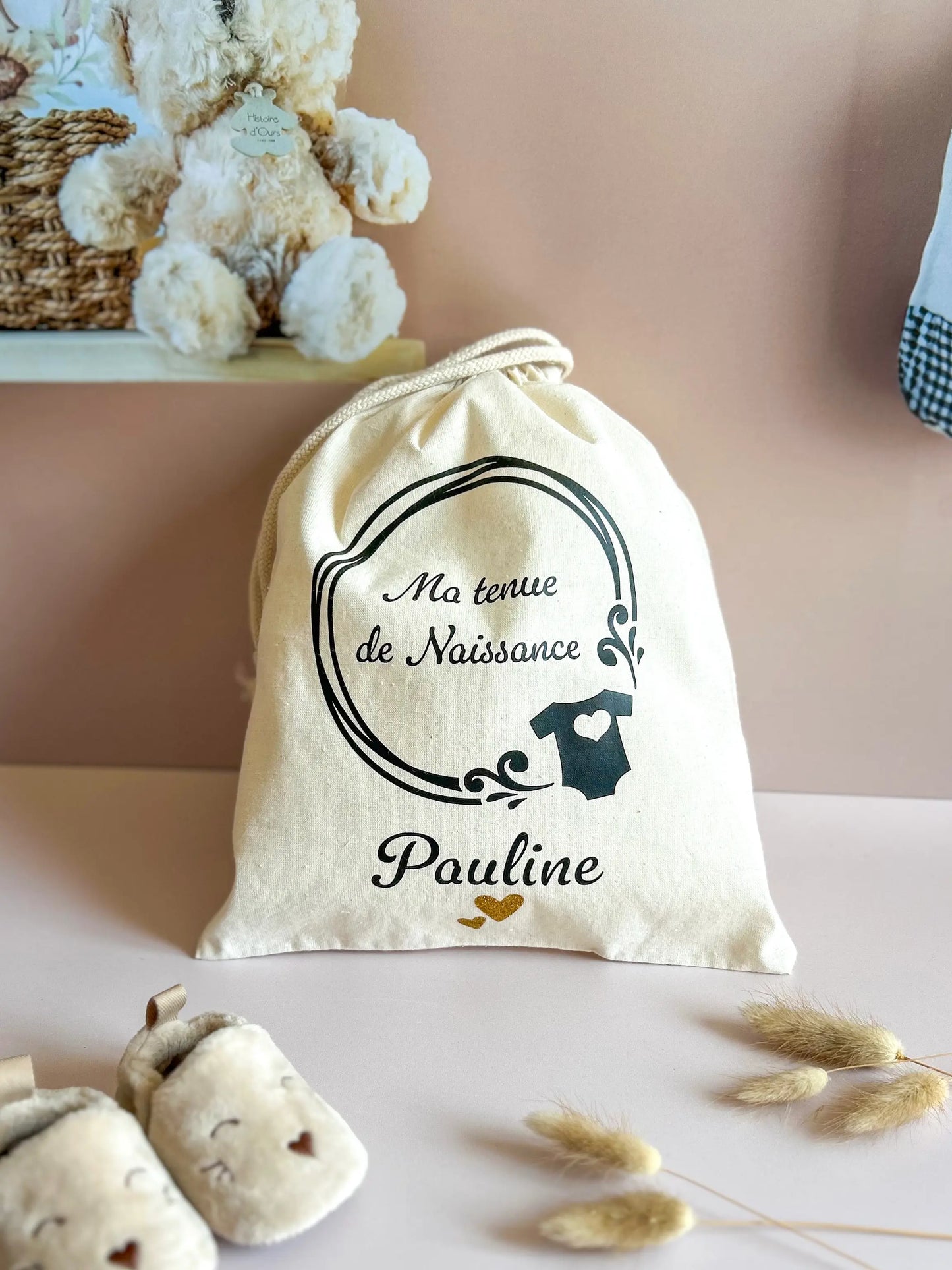 Accessoire naissance personnalisé en coton beige, pour ranger les premières affaires de bébé à la maternité.