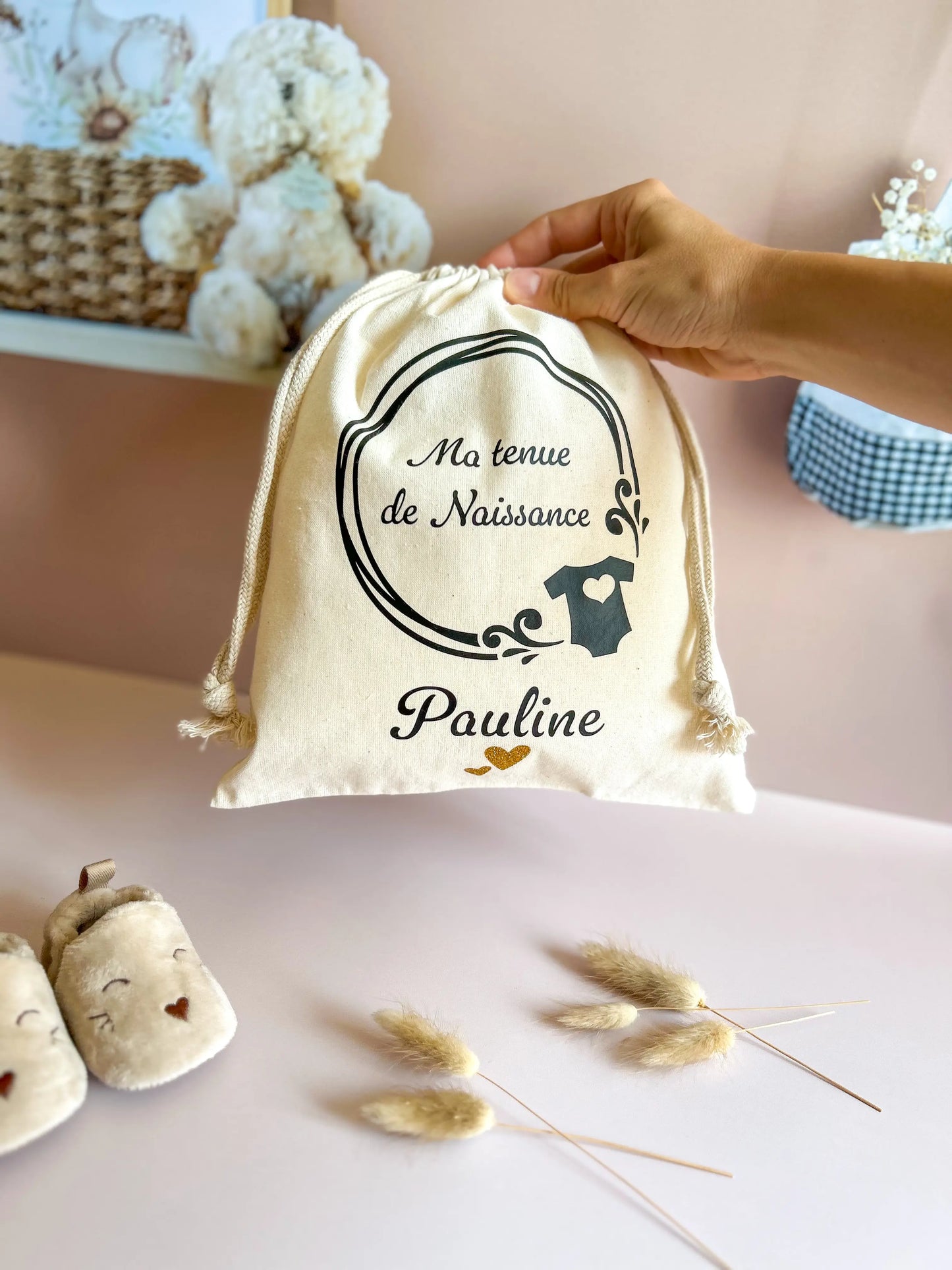 Petit sac personnalisé pour bébé avec prénom, parfait pour glisser body, pyjama et chaussons dans la valise maternité.
