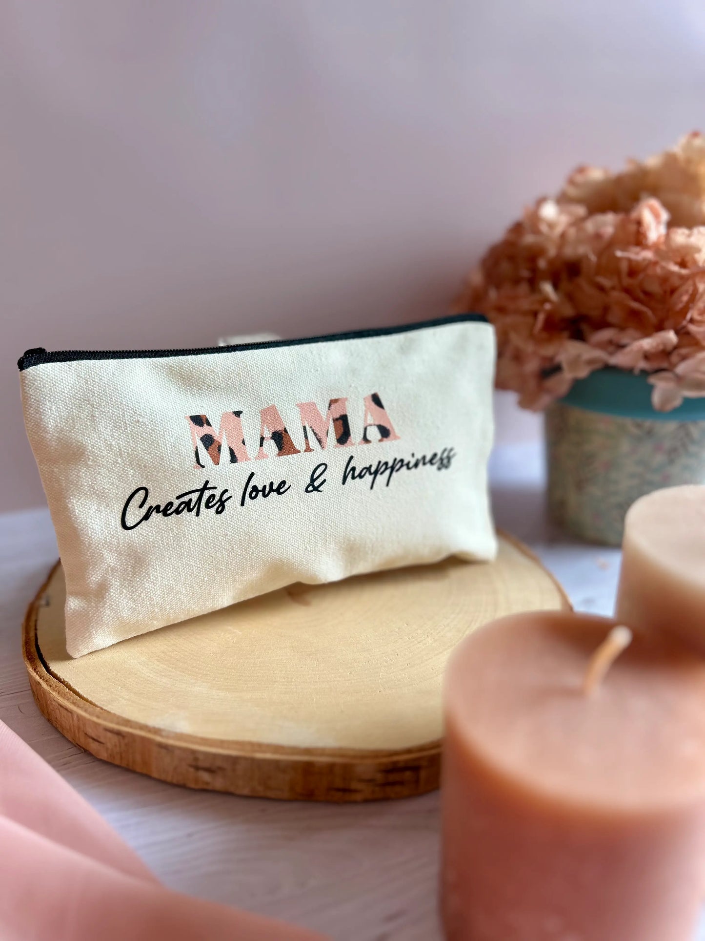 Zoom sur le flocage "mama create love & happiness" sur petite trousse beige.