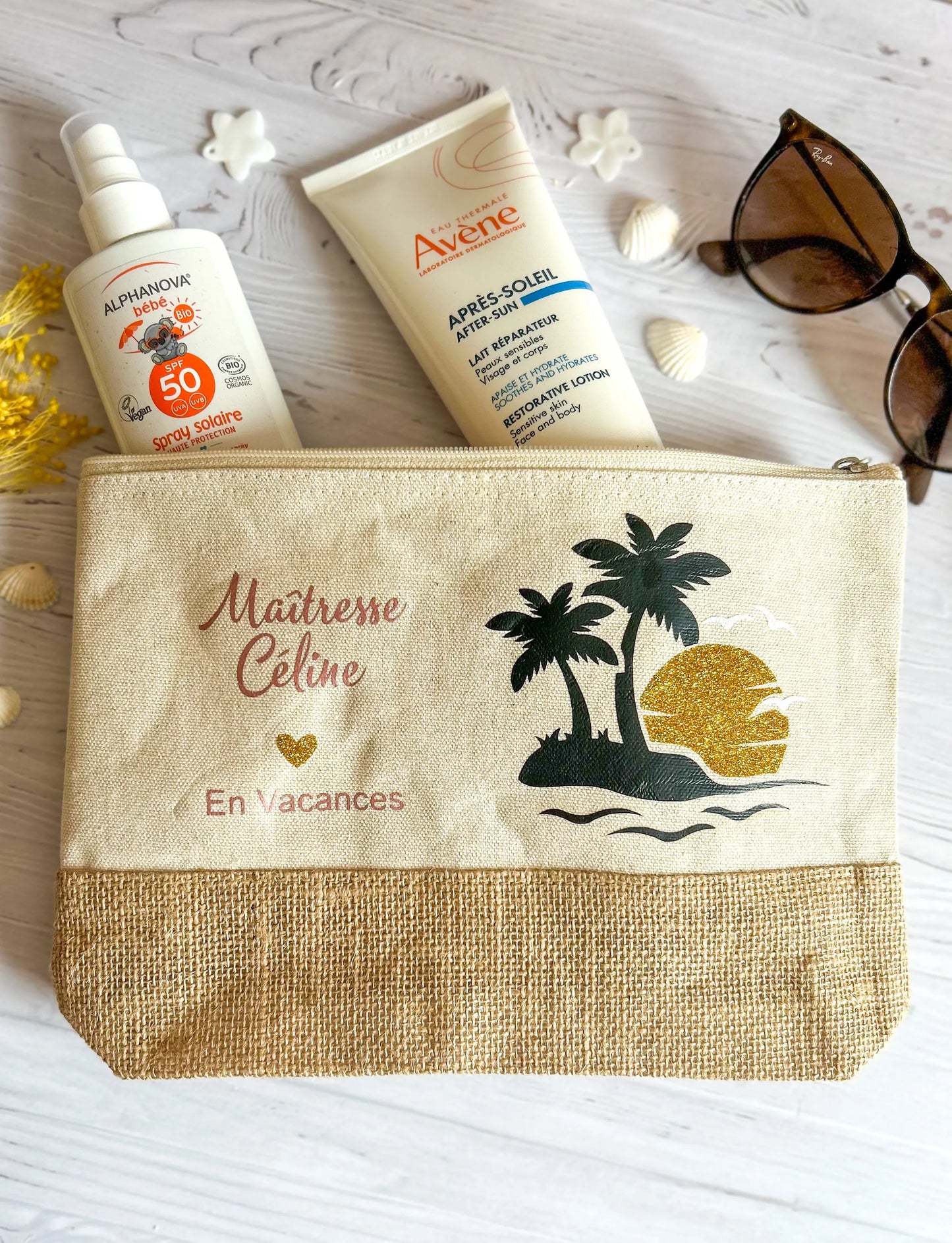 Trousse en toile de jute et coton personnalisée pour maîtresse avec coucher de soleil doré, accompagnée de produits solaires sur fond d’été.