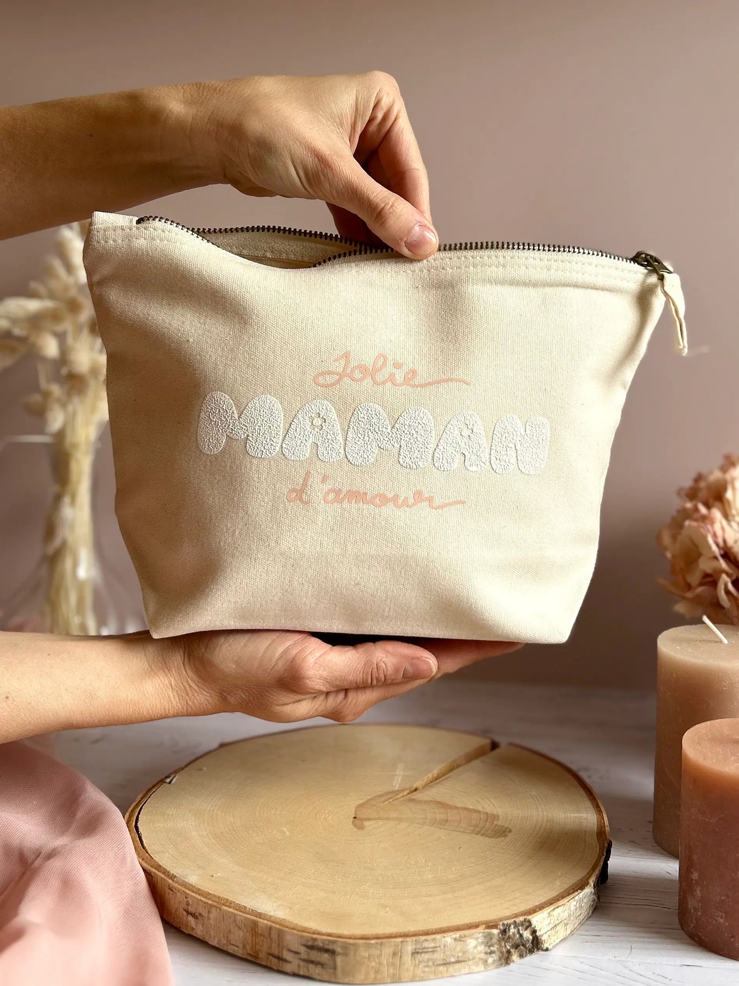 Détail du flocage rose pastel “jolie maman d’amour” sur trousse en coton beige.
