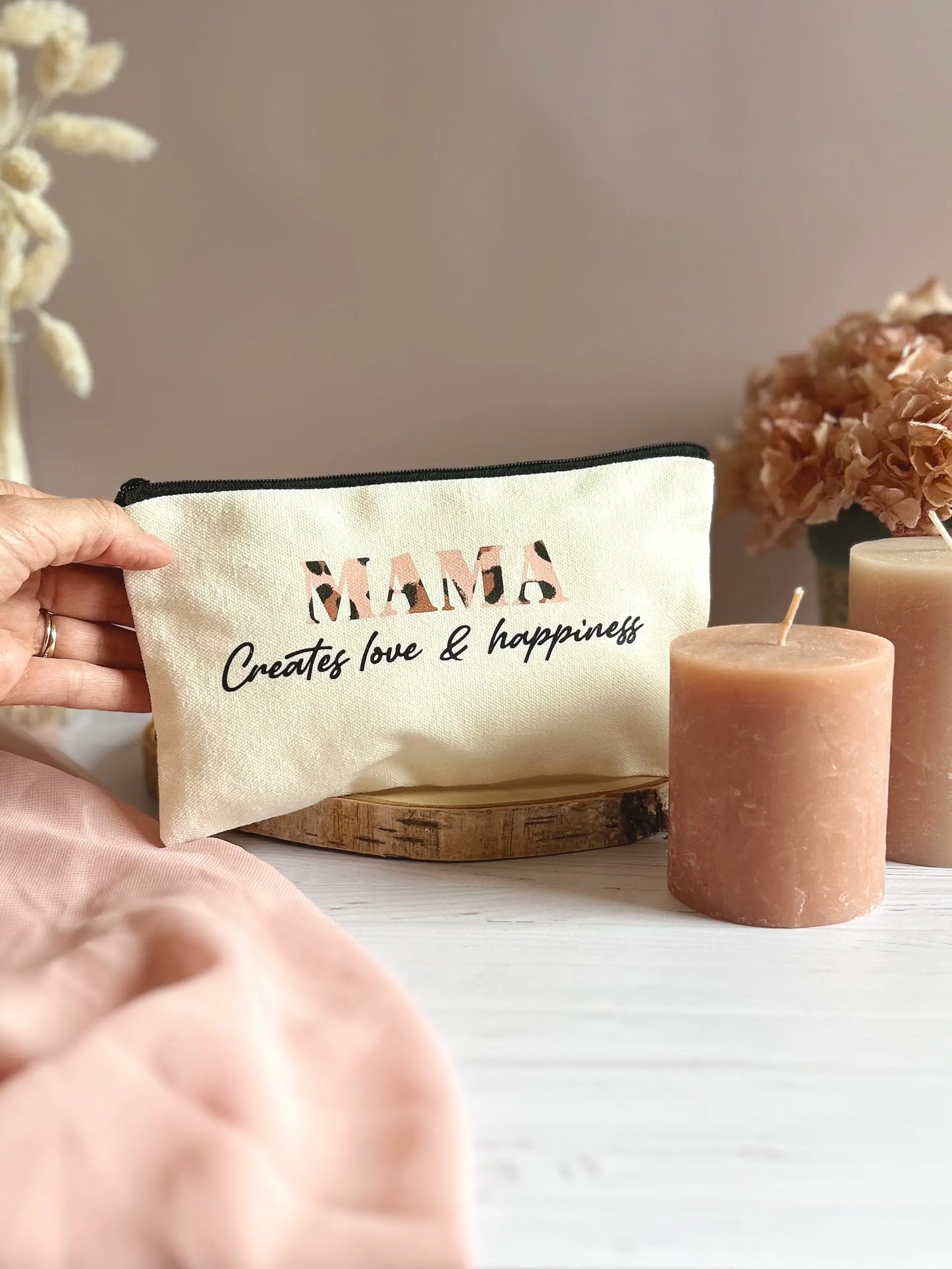 Trousse mama en toile écrue avec message positif et détail en motif panthère.
