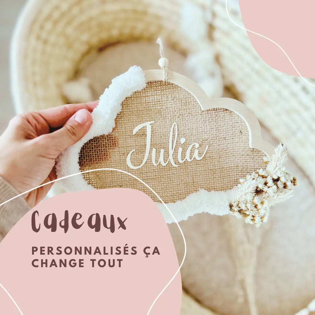 Nuage en bois avec fleurs séchées, personnalisé avec le prénom de bébé, idéal pour un cadeau de naissance