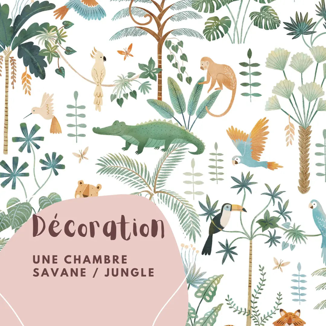 Décoration chambre bébé thème jungle et savane avec des éléments naturels : papier peint, animaux exotiques et couleurs douces pour une ambiance chaleureuse et apaisante.