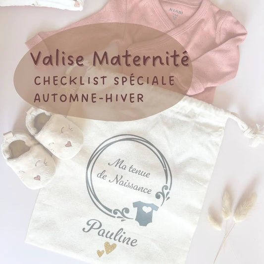 Femme enceinte prépare sa valise maternité automne hiver sur le canapé avec checklist, habits bébé et essentiels pour maman.