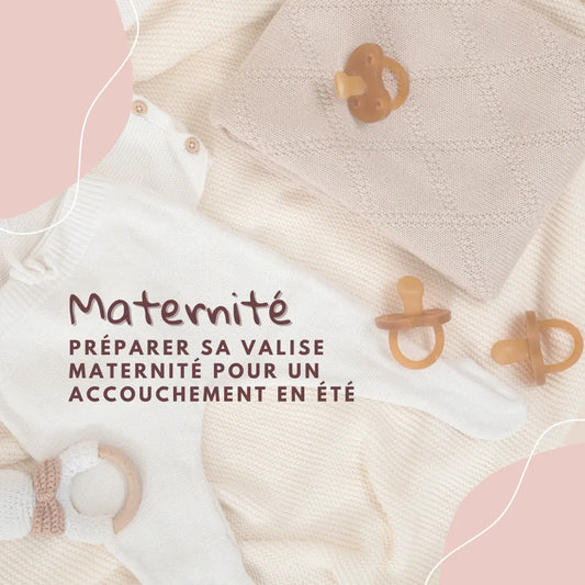 Vêtements de naissance d'été pour bébé posés sur un lit, incluant pyjamas légers, bonnet et bodies en coton, prêts pour la maternité.