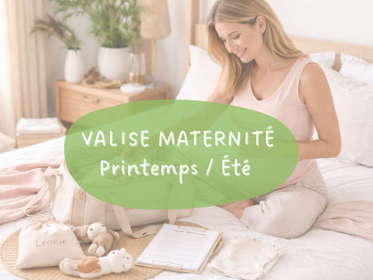 Future maman préparant sa valise maternité printemps été avec vêtements de bébé, sac de naissance et check-list pour la maternité.