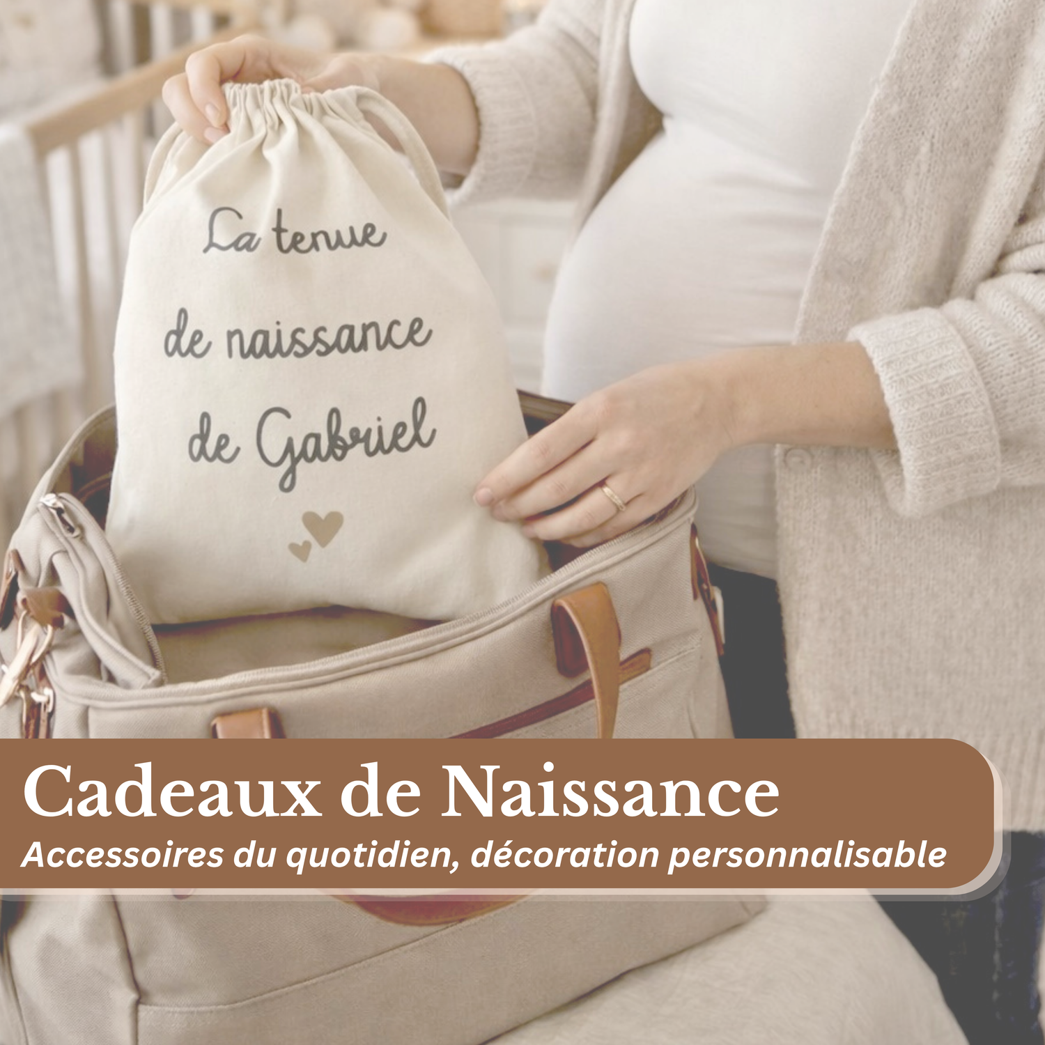 Nuage décoratif personnalisé avec le prénom de bébé, présenté au dessus d'un couffin pour cadeau de naissance original.