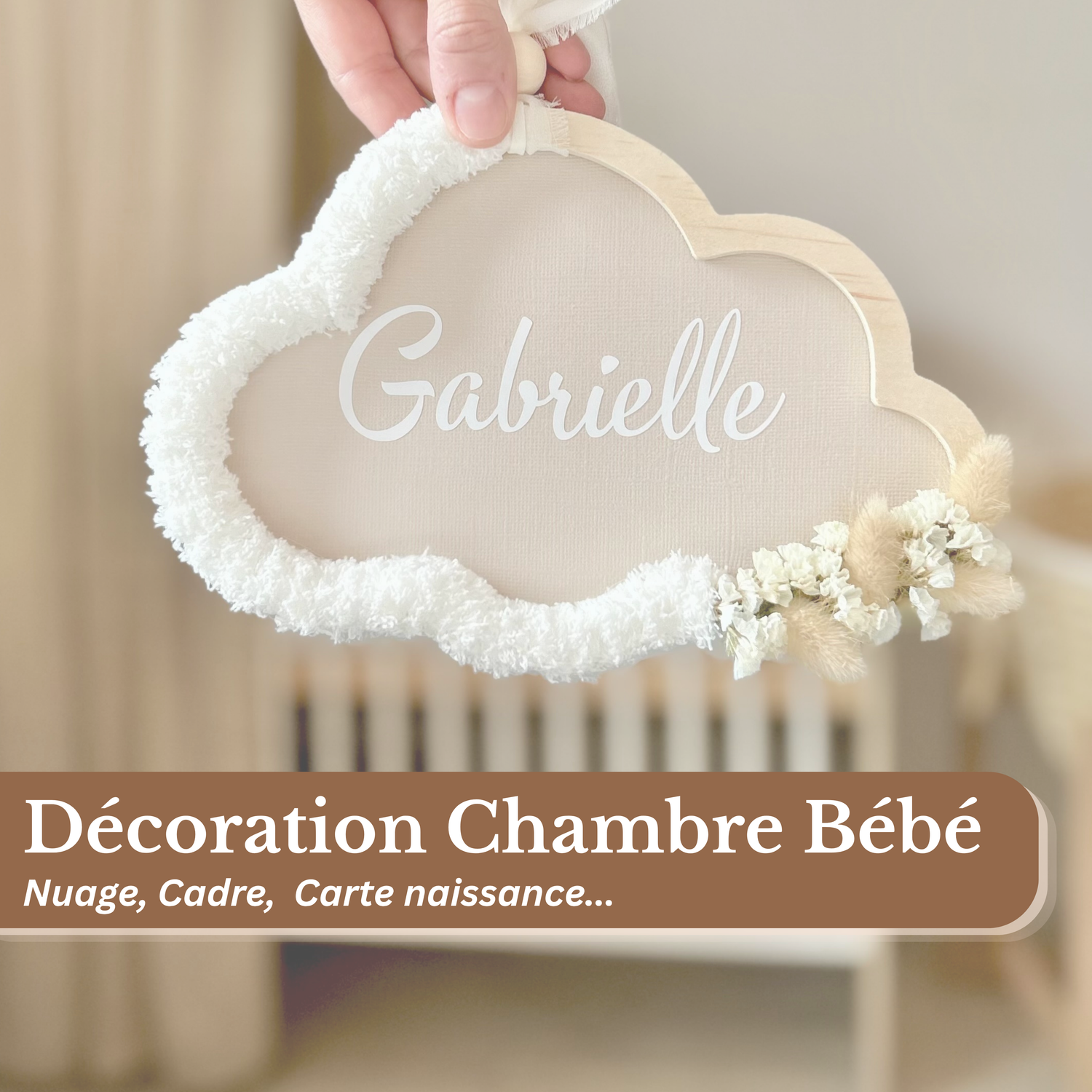 Décoration murale personnalisée pour chambre de bébé avec nuages, cadre ovale et carte naissance au prénom
