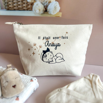 Trousse de toilette pour bébé, personnalisée avec le prénom de l'enfant. Idéal pour un cadeau de naissance original.