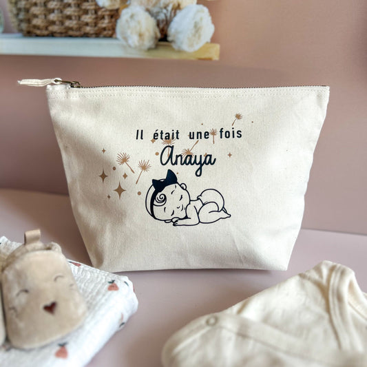 Trousse de toilette pour bébé, personnalisée avec le prénom de l'enfant. Idéal pour un cadeau de naissance original.