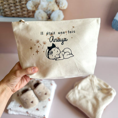 Détails du prénom personnalisé sur la trousse de toilette pour bébé, idéal pour transporter un change et des couches en ballade. 