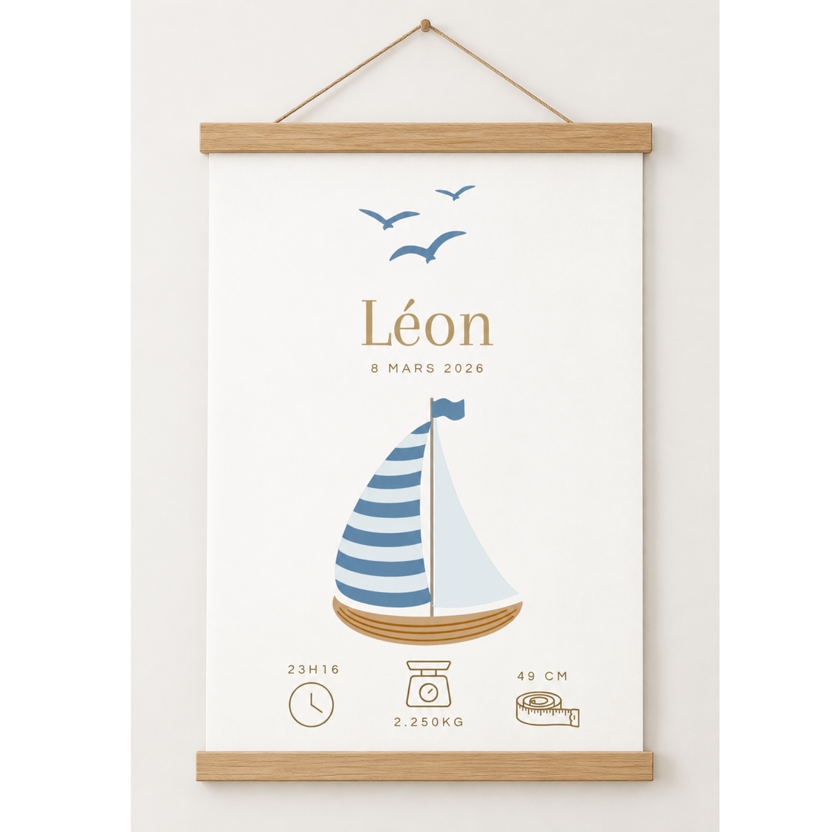affiche de naissance avec illustration d'un bateau bois et bleu, prénom de bébé et date de naissance, suspendue par des baguettes en bois magnétiques