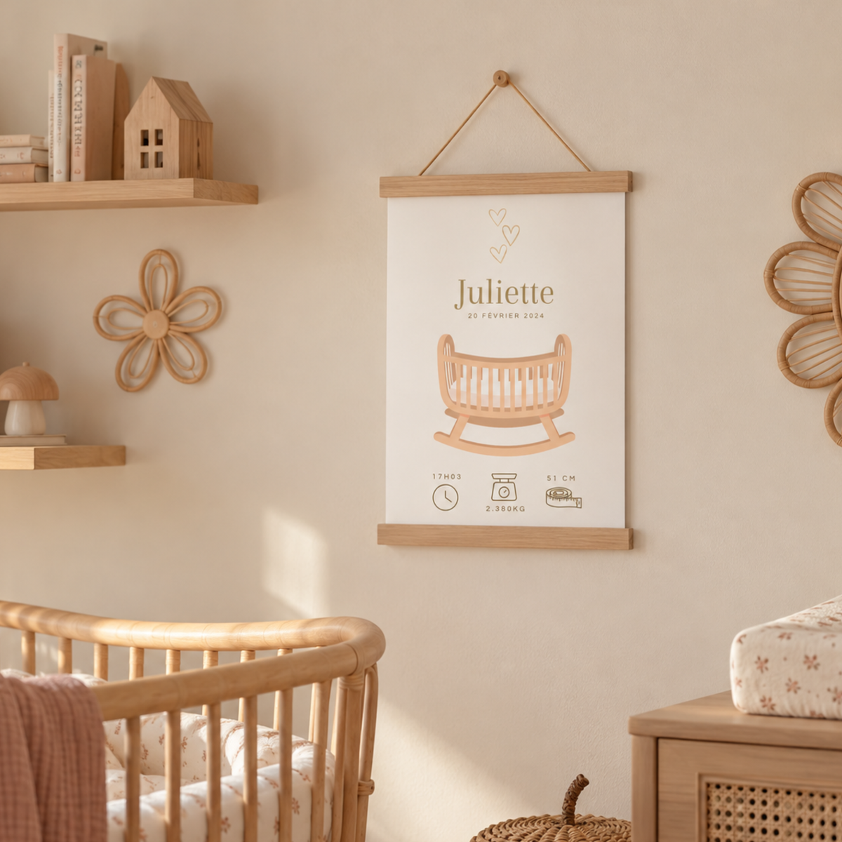 Affiche de naissance personnalisée bébé fille motif berceau suspendue avec baguettes magnétique en bois pour un esthétique épuré