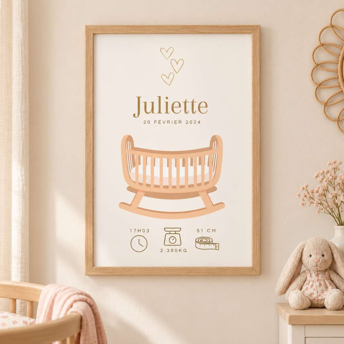 Affiche naissance bébé fille personnalisée avec berceau et coeurs présentée dans un cadre en bois