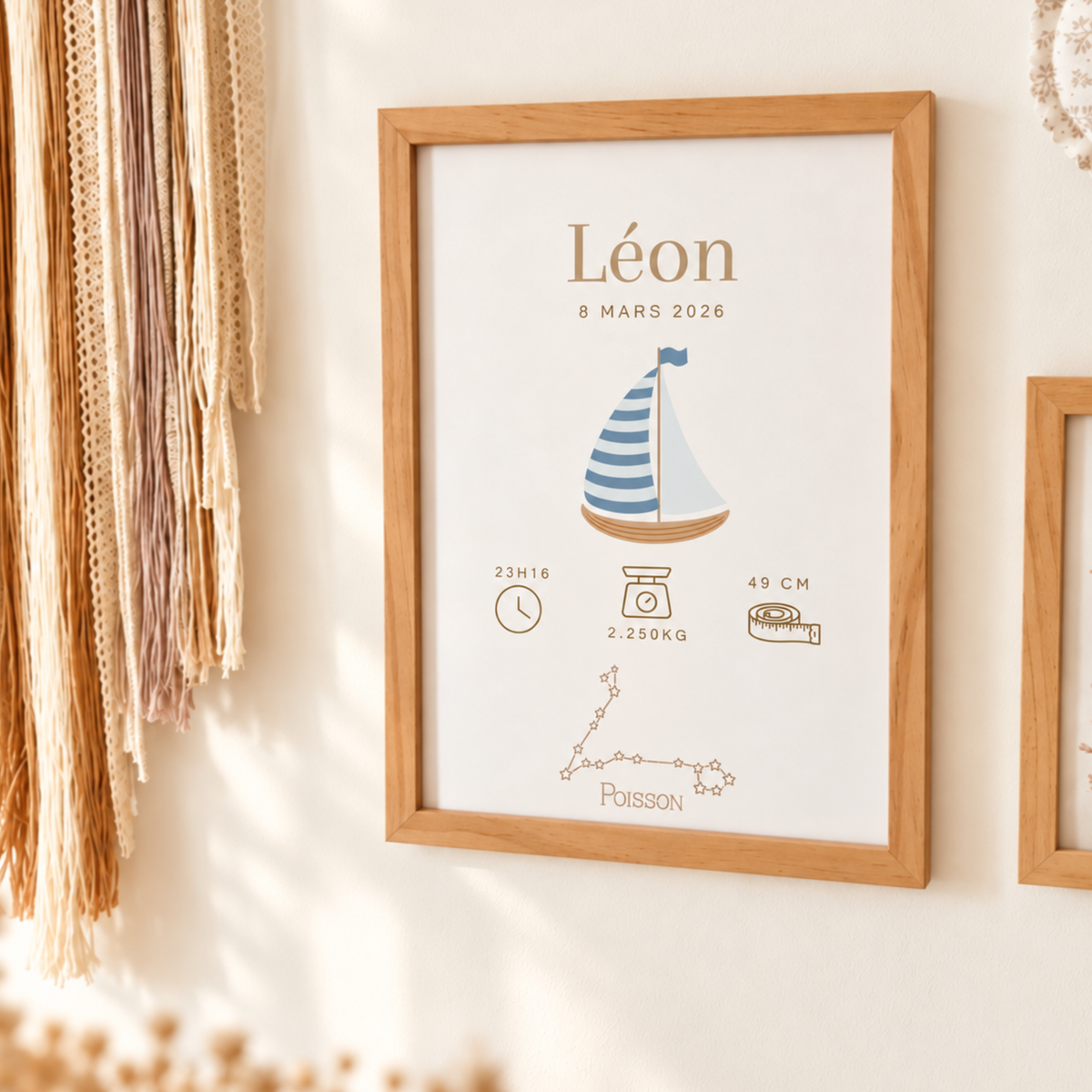 Affiche de naissance personnalisée garçon avec prénom, voilier bleu et constellation dans un cadre en bois