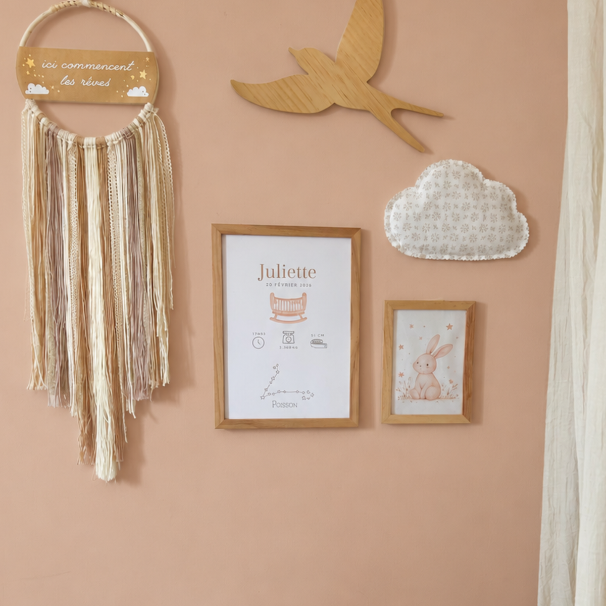 Affiche naissance personnalisée avec informations de bébé dans une composition murale rose poudré