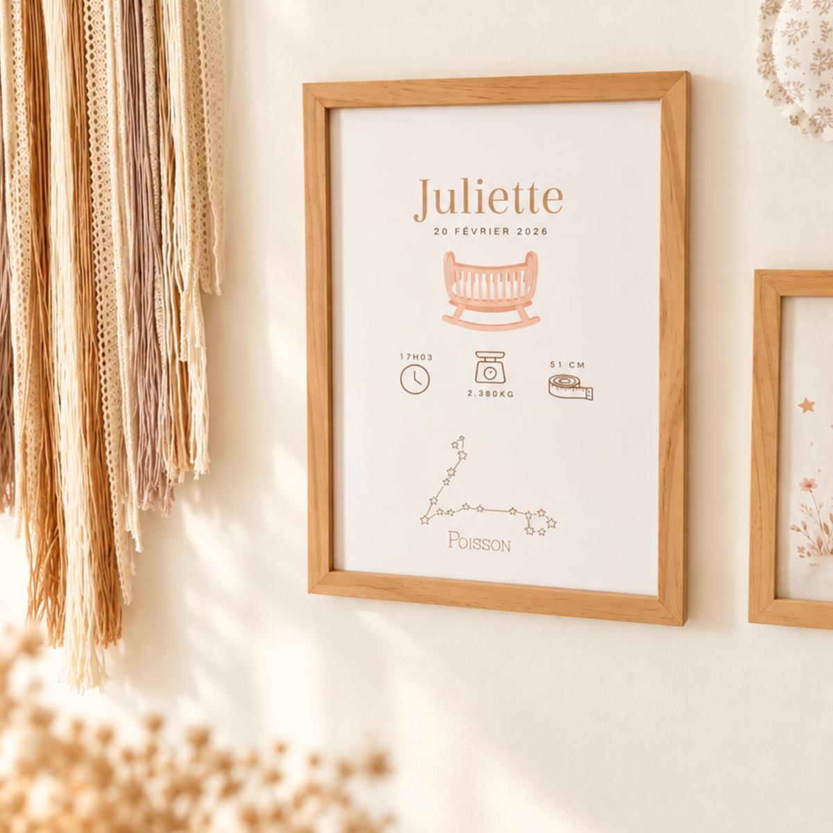 Affiche naissance personnalisée avec prénom et constellation astrologique accrochée dans une chambre de bébé fille