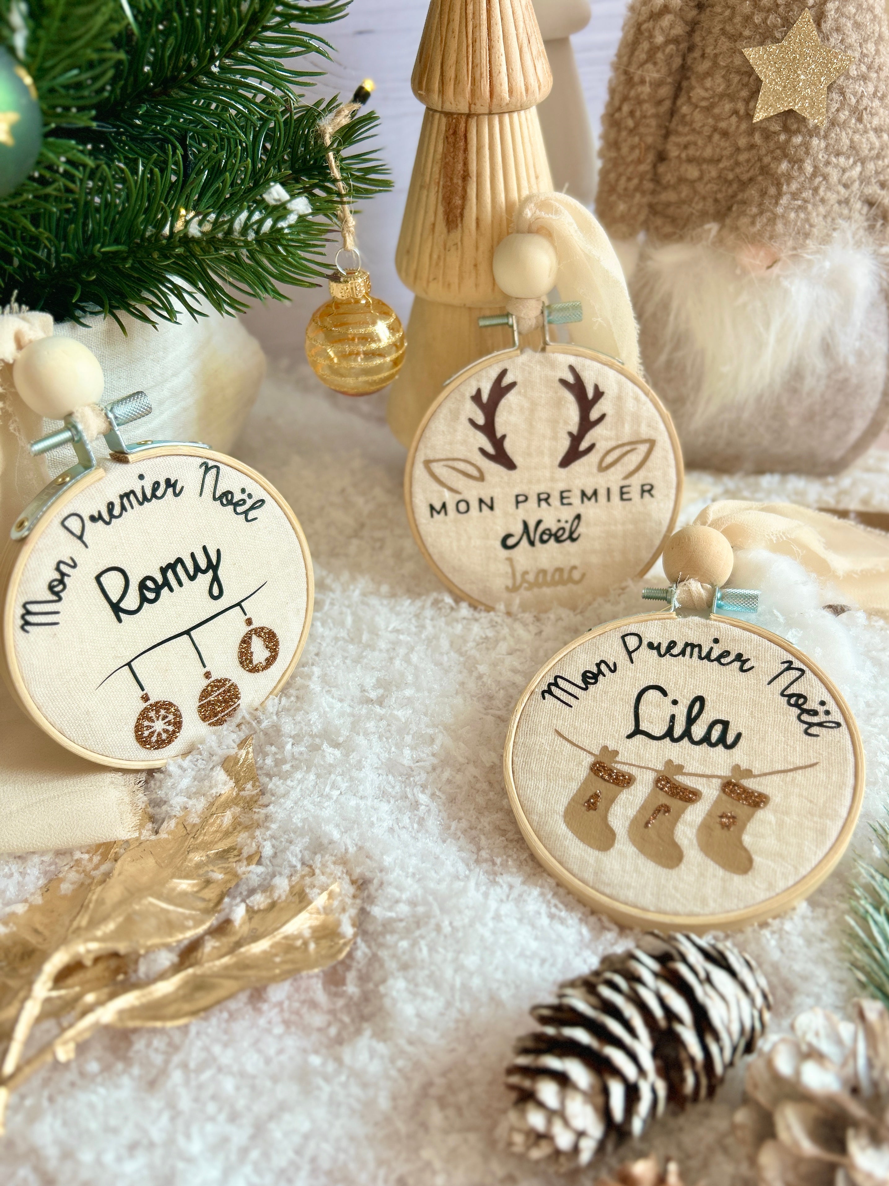 Boules de noël personnalisées avec le prénom de l'enfant pour les bébés nés cette année et qui fêteront leur premier Noël.